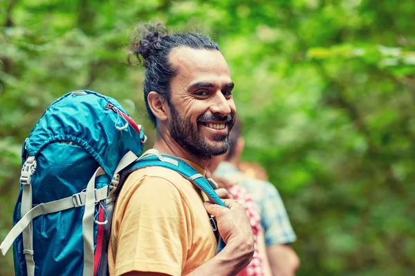 Groep lachende vrienden met rugzakken wandelen — Stockfoto