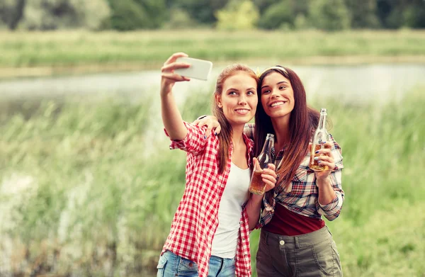 Happy women taking selfie by smartphone outdoors — Stock Photo, Image