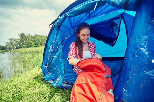 キャンプでテントの中で座っている幸せな若い女 — ストック写真