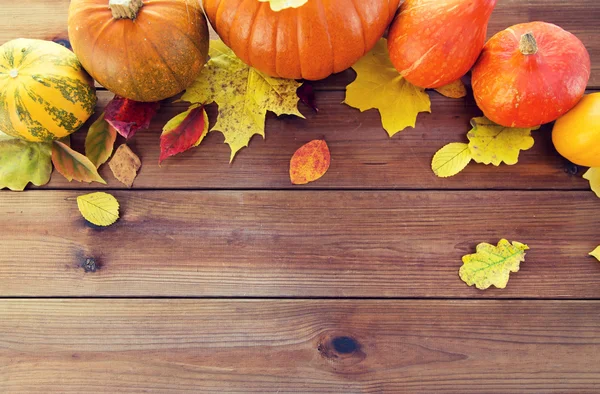 Close up van pompoenen op houten tafel thuis — Stockfoto