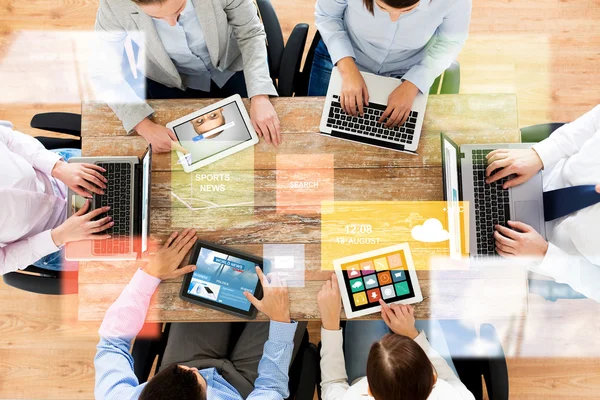 Equipe de negócios com computadores laptop e tablet pc — Fotografia de Stock
