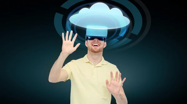Ευτυχισμένος άνθρωπος στο σετ κεφαλής εικονικής πραγματικότητας ή 3d γυαλιά — Φωτογραφία Αρχείου