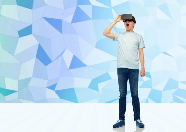 Hombre en auriculares de realidad virtual o gafas 3d — Foto de Stock