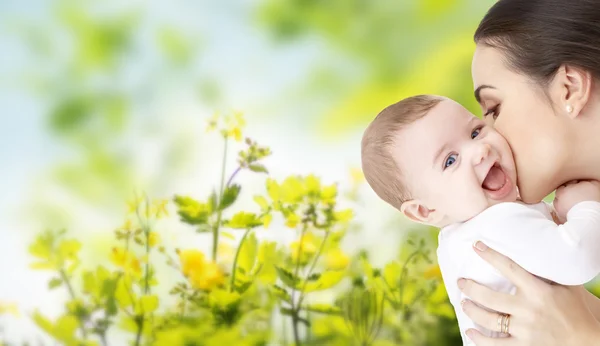 Mãe feliz beijando bebê adorável — Fotografia de Stock