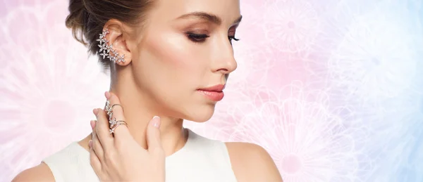 Mujer sonriente en vestido blanco con joyas de diamantes — Foto de Stock