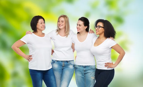 Grupo de felices mujeres diferentes en camisetas blancas — Foto de Stock