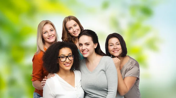 Groep blij verschillende vrouwen in casual kleding — Stockfoto