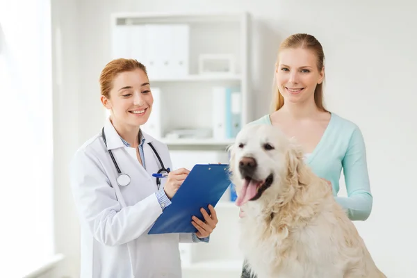 Médico feliz com cão retriever na clínica veterinária — Fotografia de Stock
