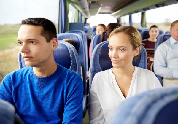 Pareja feliz o pasajeros en autobús de viaje — Foto de Stock