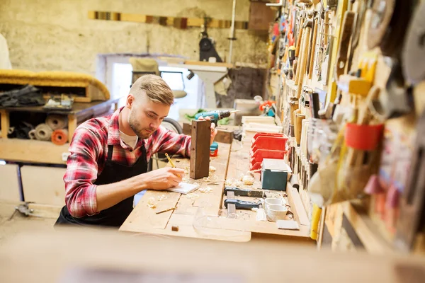 Плотник, работающий с деревянной доской в мастерской — стоковое фото