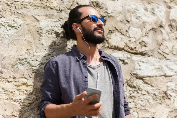 Hombre con auriculares y smartphone escuchando música —  Fotos de Stock