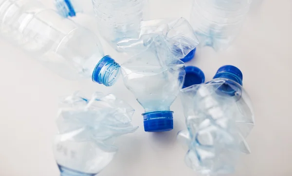 Gros plan des bouteilles vides en plastique usagées sur la table — Photo