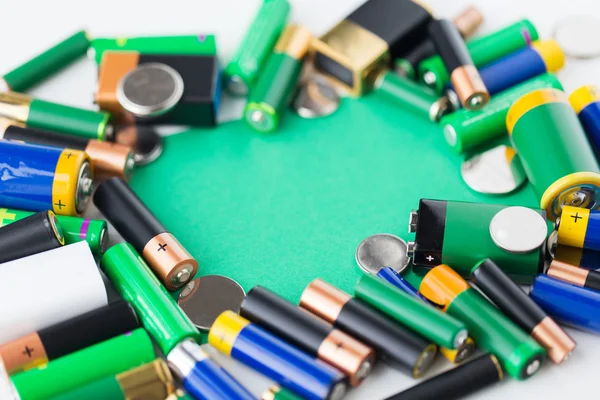 Primo piano delle batterie alcaline verdi — Foto Stock