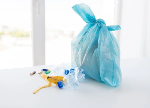 Close up van vuilnis zak met Prullenbak thuis — Stockfoto
