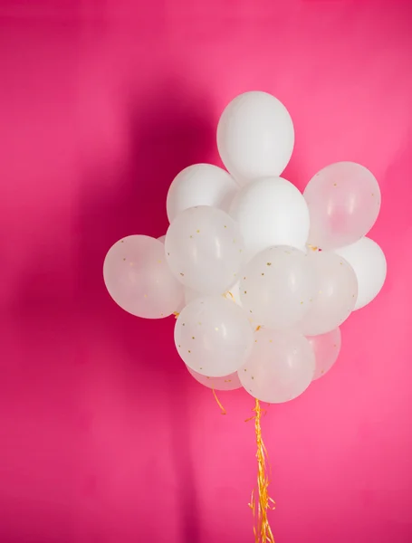 Close up af hvide helium balloner over pink - Stock-foto