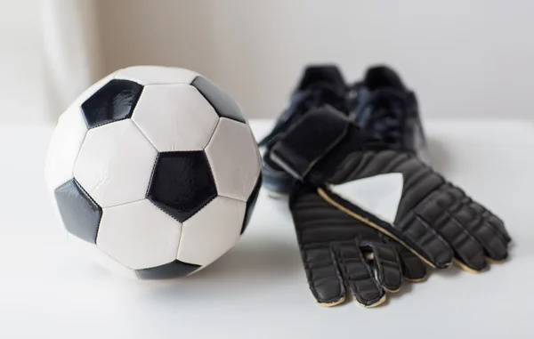 Close up of soccer ball, boots and gloves on table — Stock Photo, Image