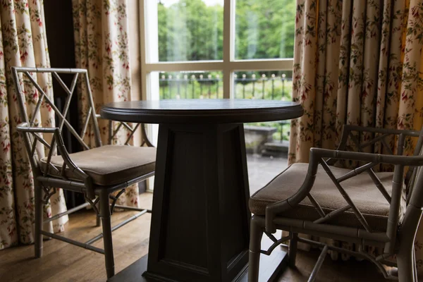 Zblízka retro židle a stůl doma — Stock fotografie
