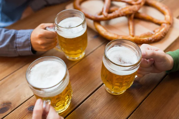 Közelről a kezét a söröskorsót, a bárban vagy kocsmában — Stock Fotó