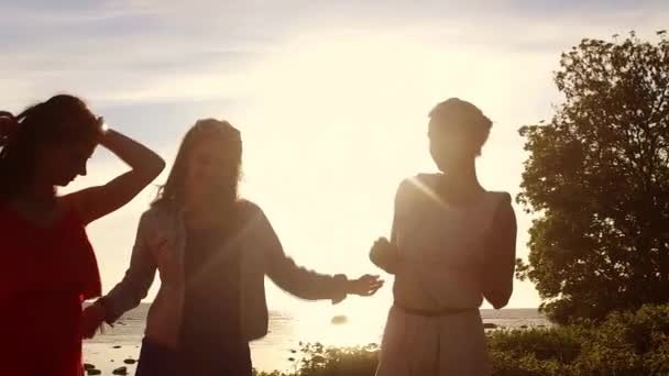 Groep gelukkige vrouwen of meisjes dansen op strand 42 — Stockvideo