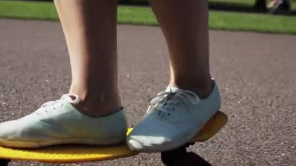 Adolescent fille pieds équitation court moderne skateboard — Video