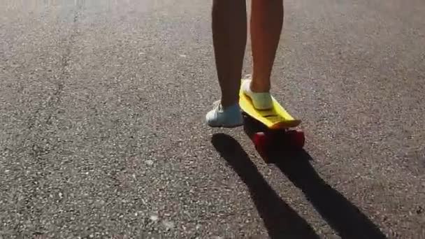 Adolescente ragazza piedi equitazione breve skateboard moderno — Video Stock