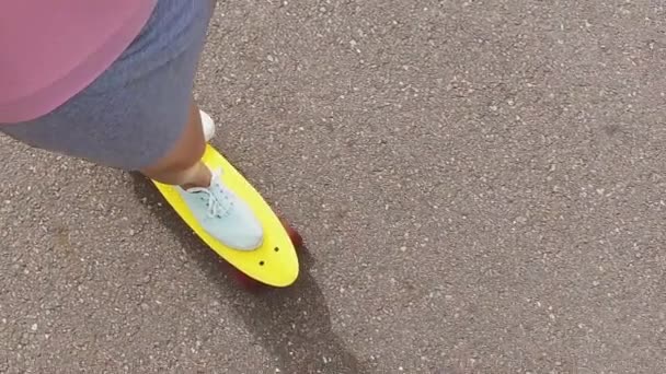 Teenager girl riding short modern skateboard — Stock Video