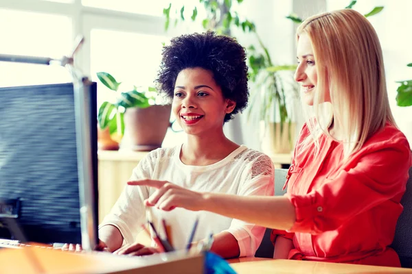 Donne felici o studenti con computer in ufficio — Foto Stock