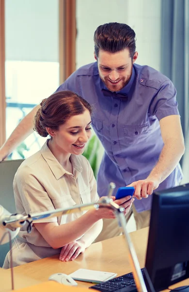 Business-Team mit Smartphone im Büro — Stockfoto