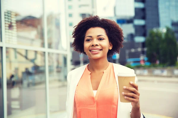 Happy african businesswoman with coffee in city — Stock Photo, Image