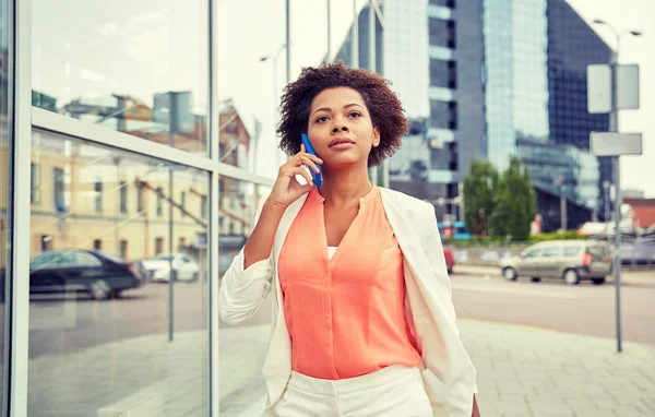 African businesswoman calling on smartphone — Stock Photo, Image