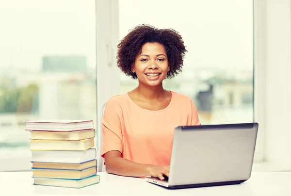 Mujer afroamericana feliz con el ordenador portátil en casa — Foto de Stock