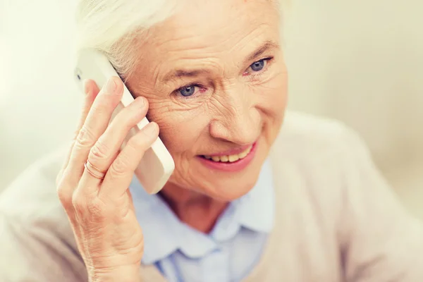 Femme âgée avec téléphone intelligent appelant à la maison — Photo