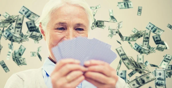 Primer plano de la mujer mayor feliz jugando a las cartas — Foto de Stock