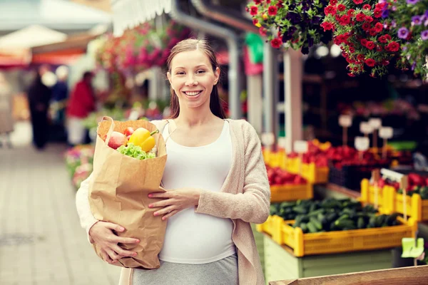 Schwangere mit Tüte Lebensmittel auf Wochenmarkt — Stockfoto