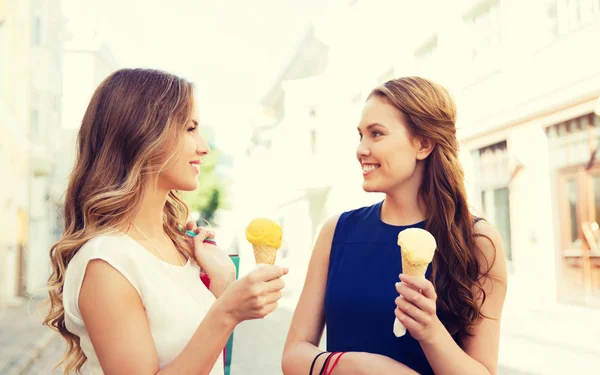 Donna con shopping bag e gelati in città — Foto Stock