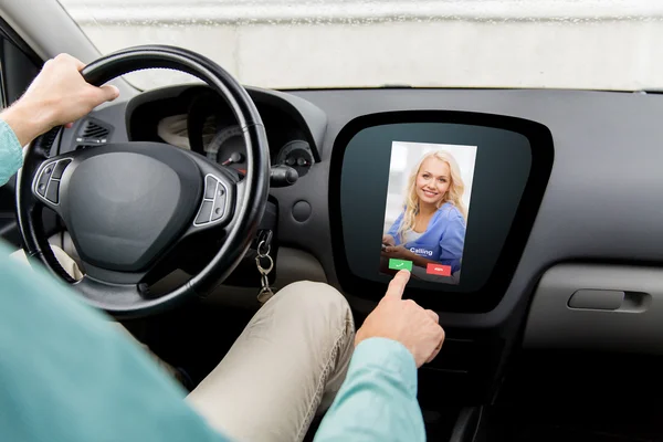 車を運転して、電話を受ける人のクローズ アップ — ストック写真