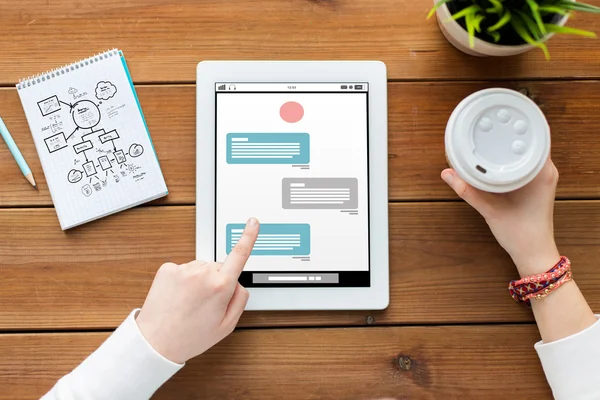 Närbild på kvinna med TabletPC på träbord — Stockfoto