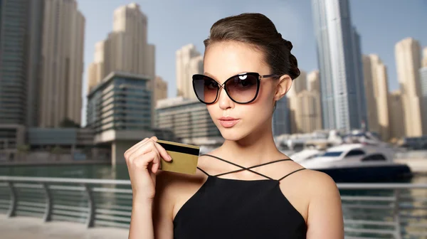 Beautiful young woman in elegant black sunglasses — Stock Photo, Image