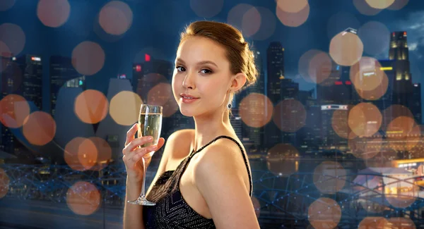 Junge asiatische Frau trinkt Champagner auf einer Party — Stockfoto