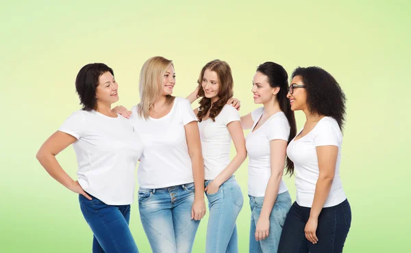 Grupp glada olika kvinnor i vita t-shirts — Stockfoto