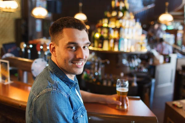 Homme heureux buvant de la bière au bar ou pub — Photo