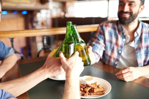 Amigos varones felices bebiendo cerveza en el bar o pub — Foto de Stock