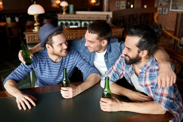 Happy male friends drinking beer at bar or pub — Stock Photo, Image
