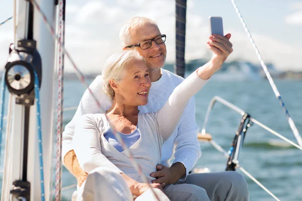 Senior paar nemen selfie op zeilboot of zeiljacht — Stockfoto