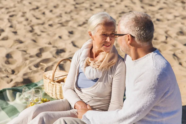 Heureux couple de personnes âgées parler sur la plage d'été — Photo