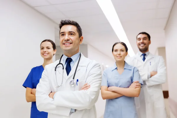 Grupa medyków szczęśliwy lub Lekarze w szpitalu — Zdjęcie stockowe