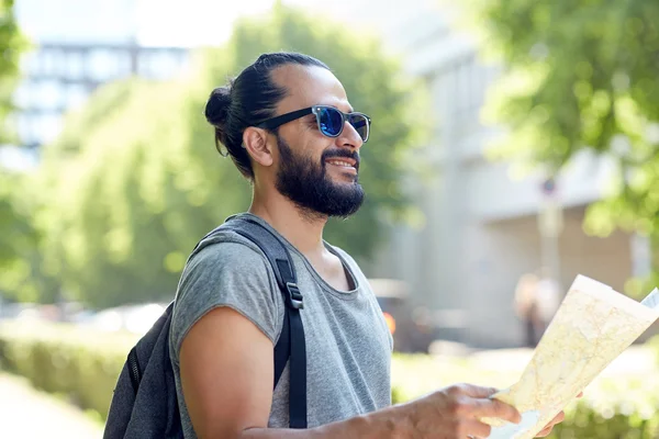 Man reizen met rugzak en kaart in stad — Stockfoto