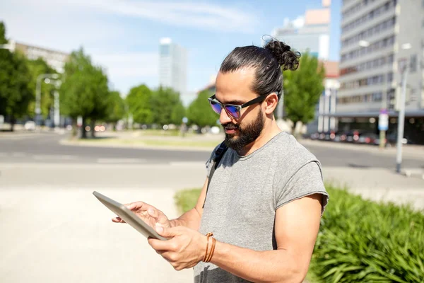 Homem viajando com mochila e tablet pc na cidade — Fotografia de Stock