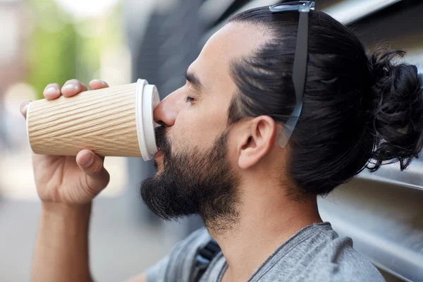 通りの紙コップからコーヒーを飲む男性 — ストック写真