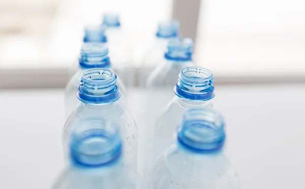Gros plan des bouteilles vides en plastique usagées sur la table — Photo